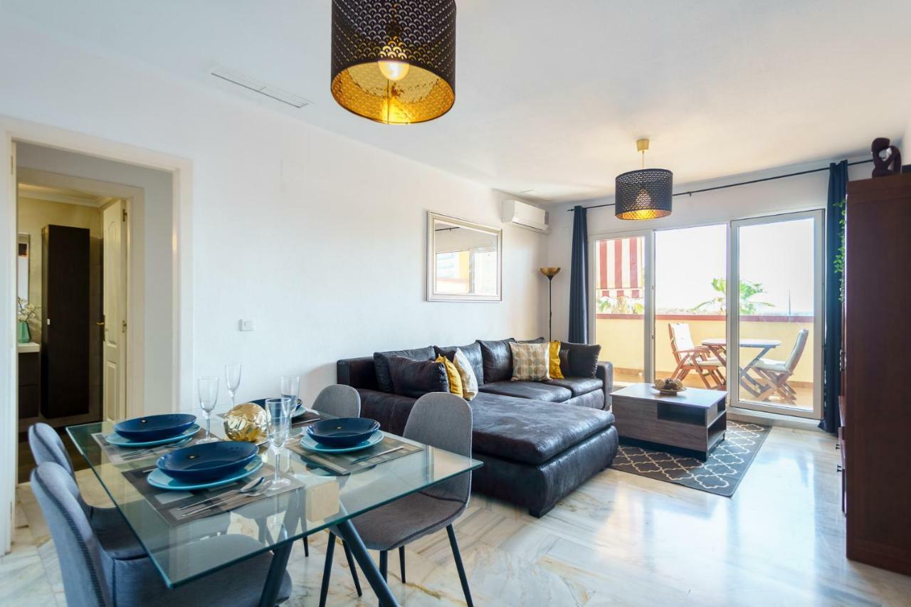 Spacious Beachfront Flat With Sea Views And Private Indoor Parking Benalmádena Exteriér fotografie