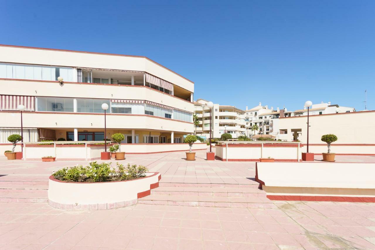 Spacious Beachfront Flat With Sea Views And Private Indoor Parking Benalmádena Exteriér fotografie