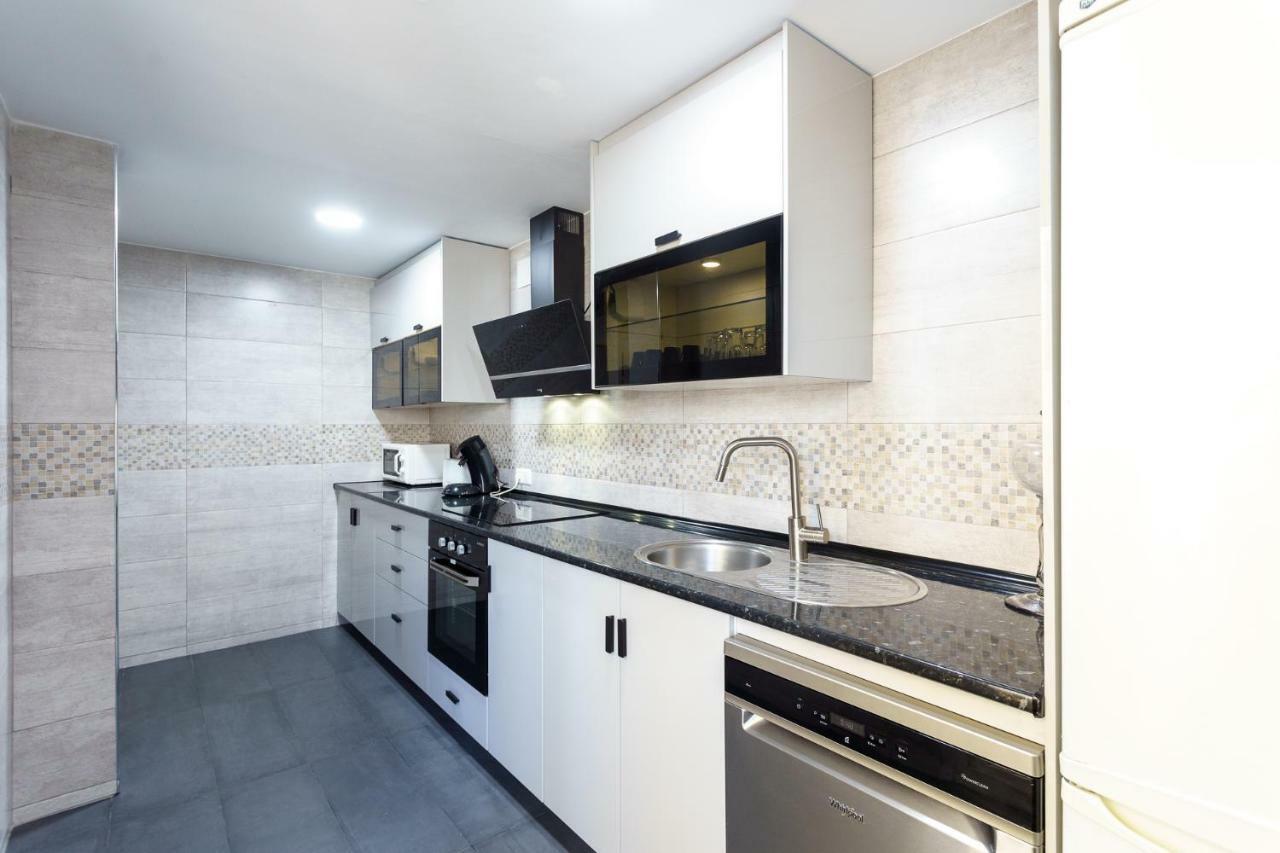 Spacious Beachfront Flat With Sea Views And Private Indoor Parking Benalmádena Exteriér fotografie