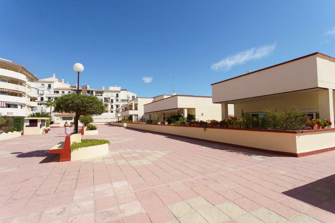 Spacious Beachfront Flat With Sea Views And Private Indoor Parking Benalmádena Exteriér fotografie